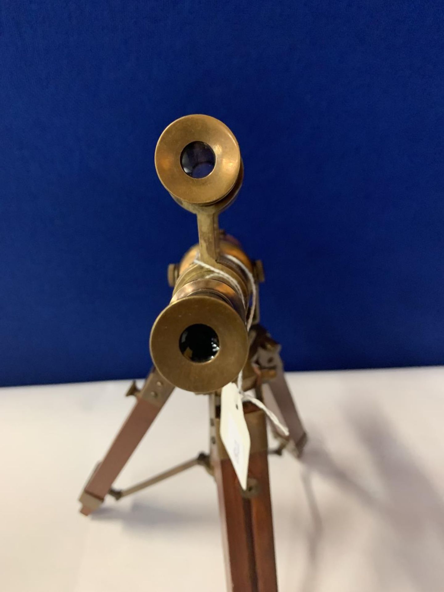 A BRASS AND LEATHER TELESCOPE ON A WOODEN STAND - Image 9 of 15