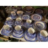 A COLLECTION OF HEATHCOTES WILLOW PATTERN, TO INCLUDE TRIOS, PLATES & BOWLS