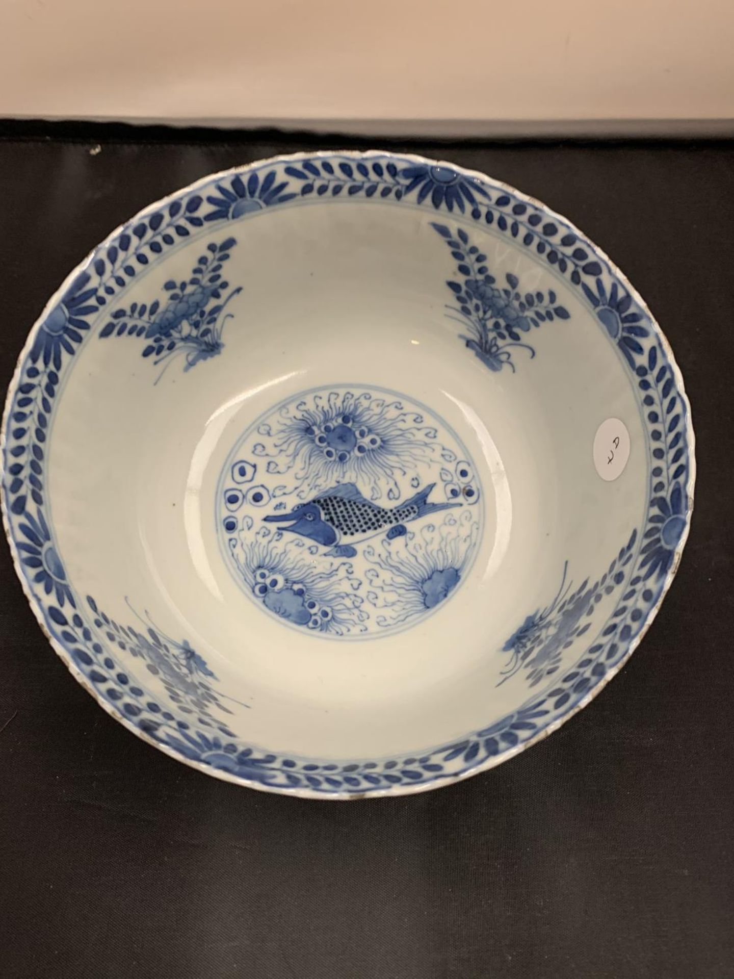 A 19TH CENTURY CHINESE BLUE AND WHITE FISH DESIGN BOWL WITH FOUR CHARACTER KANGXI MARKS TO THE
