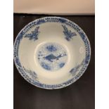 A 19TH CENTURY CHINESE BLUE AND WHITE FISH DESIGN BOWL WITH FOUR CHARACTER KANGXI MARKS TO THE