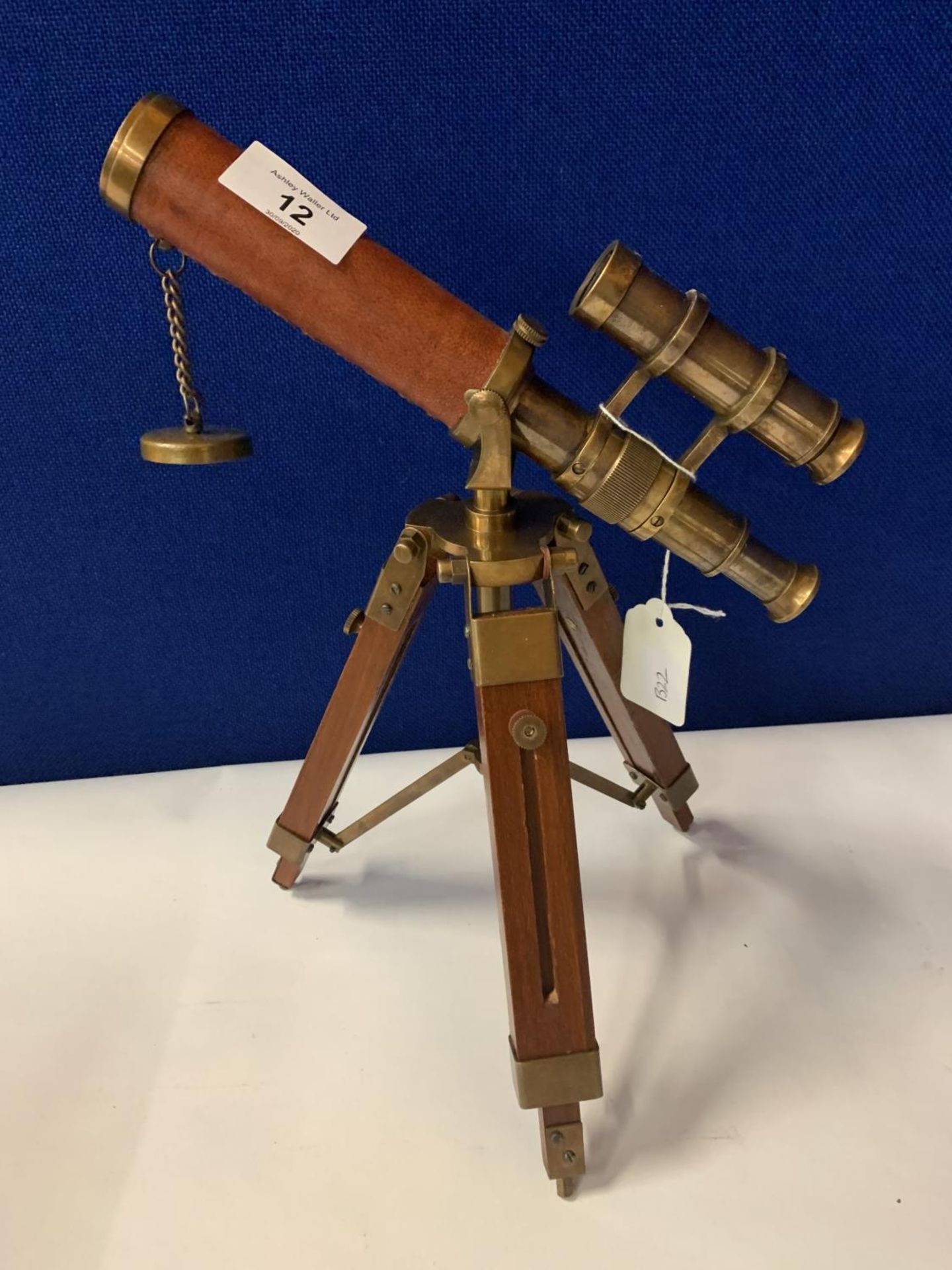 A BRASS AND LEATHER TELESCOPE ON A WOODEN STAND - Image 2 of 15