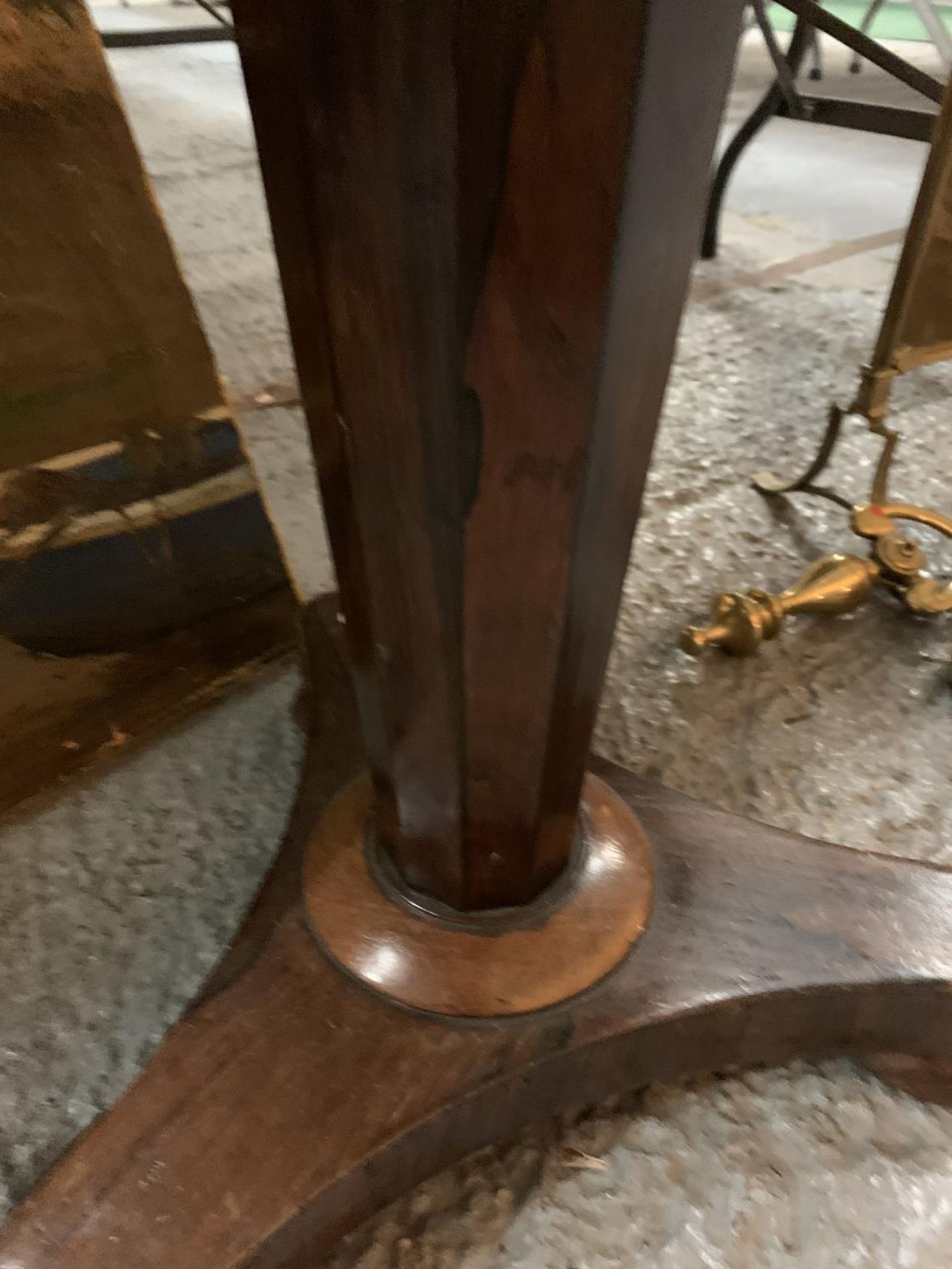 A VICTORIAN WALNUT ROTATING PIANO STOOL WITH AN UPHOLSTERED SEAT - Image 4 of 9