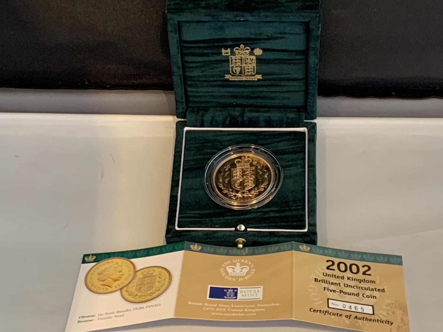A 2002 GOLD PROOF £5 COIN IN A PRESENTATION BOX WITH CERTIFICATE