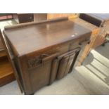 A MID 20TH CENTURY OAK SIDEBOARD, 47" WIDE