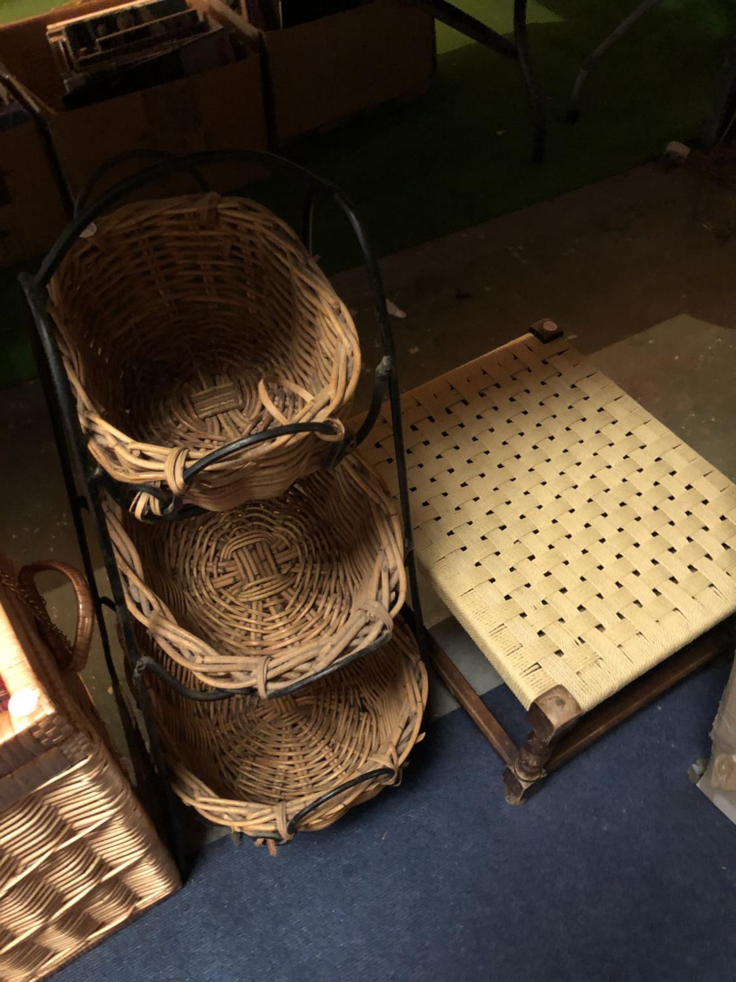 AN ASSORTMENT OF WICKER WARE TO INCLUDE A LLOYD LOOM CHAIR (A/F) AND VEGETABLE STAND - Image 3 of 3