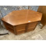 A VINTAGE NATHAN STYLE TEAK TV/VIDEO STAND, 39" WIDE