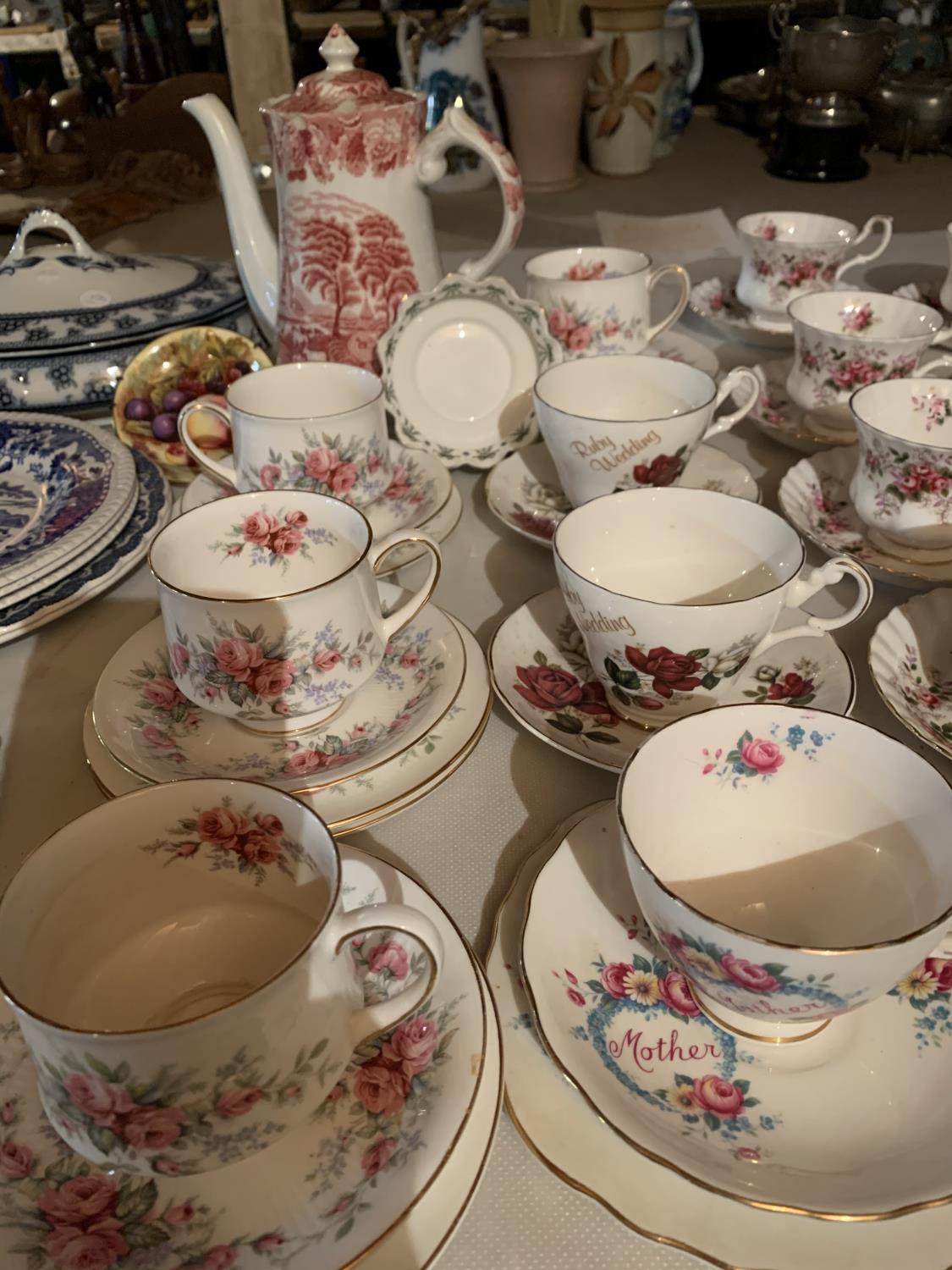 A COLLECTION OF CERAMICS TO INCLUDE ROYAL ALBERT LAVENDER ROSE, ROYAL STANDARD RAMBLING ROSE - Image 3 of 4