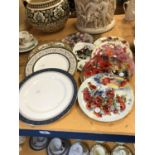 A SELECTION OF ROYAL DOULTON AND WEDGWOOD PLATES