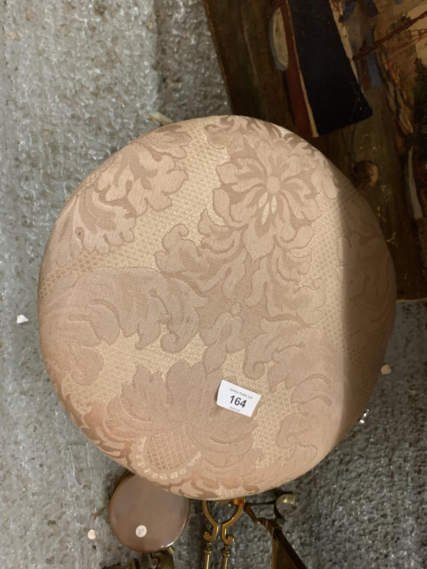 A VICTORIAN WALNUT ROTATING PIANO STOOL WITH AN UPHOLSTERED SEAT - Image 7 of 9