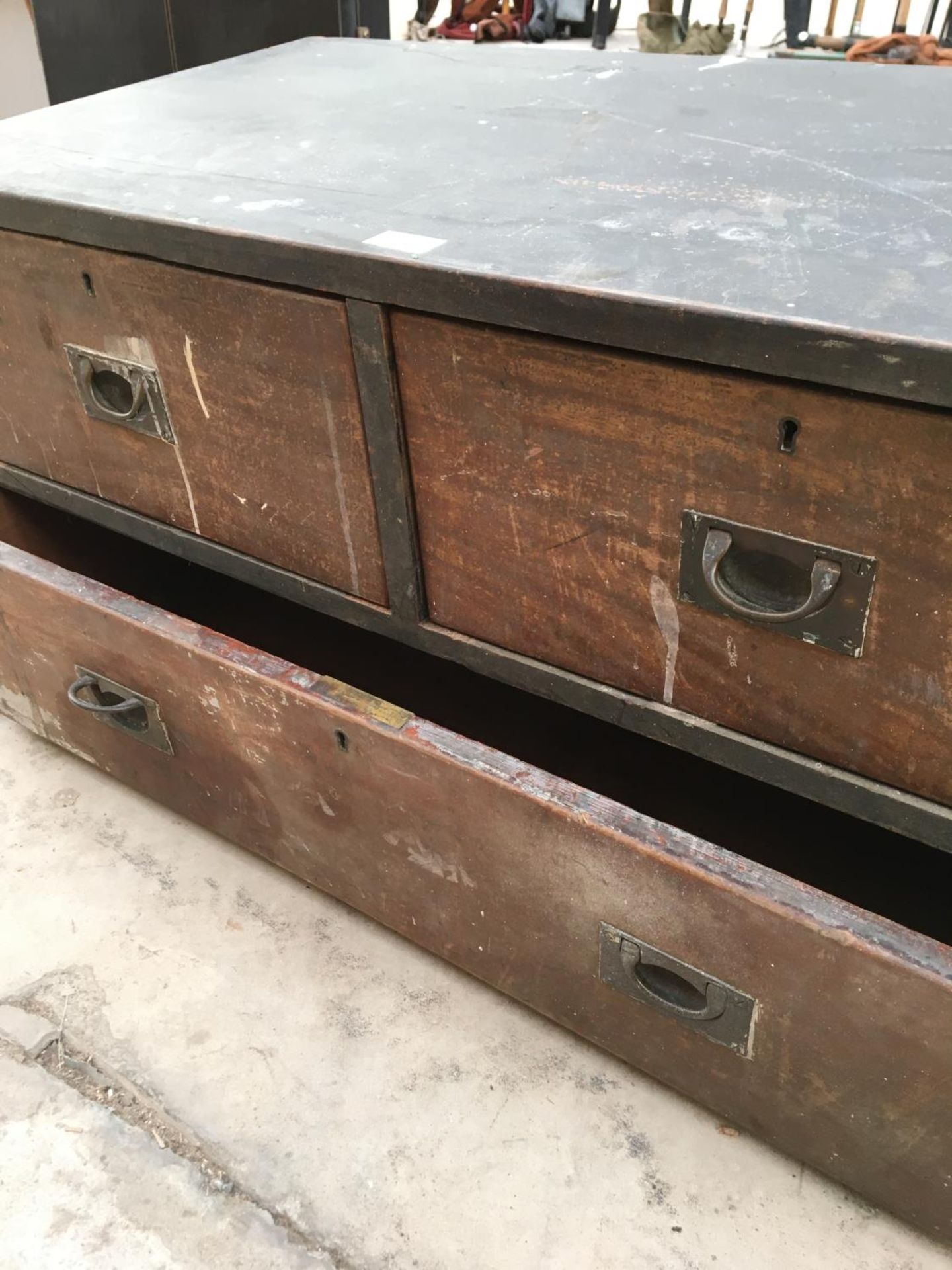 A THREE DRAWER VINTAGE WOODEN CHEST, WIDTH 91CM, DEPTH 50CM, HEIGHT 46CM - Image 2 of 4