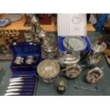 A SELECTION OF SILVER PLATED ITEMS TO INCLUDE A BOXED SHEFFIELD PLATE