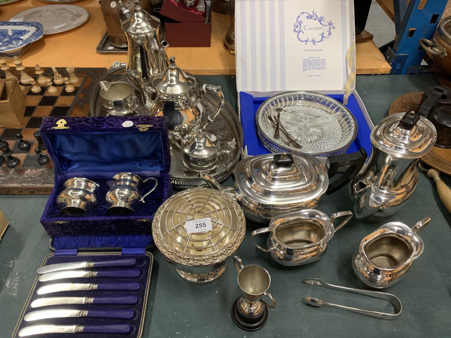 A SELECTION OF SILVER PLATED ITEMS TO INCLUDE A BOXED SHEFFIELD PLATE