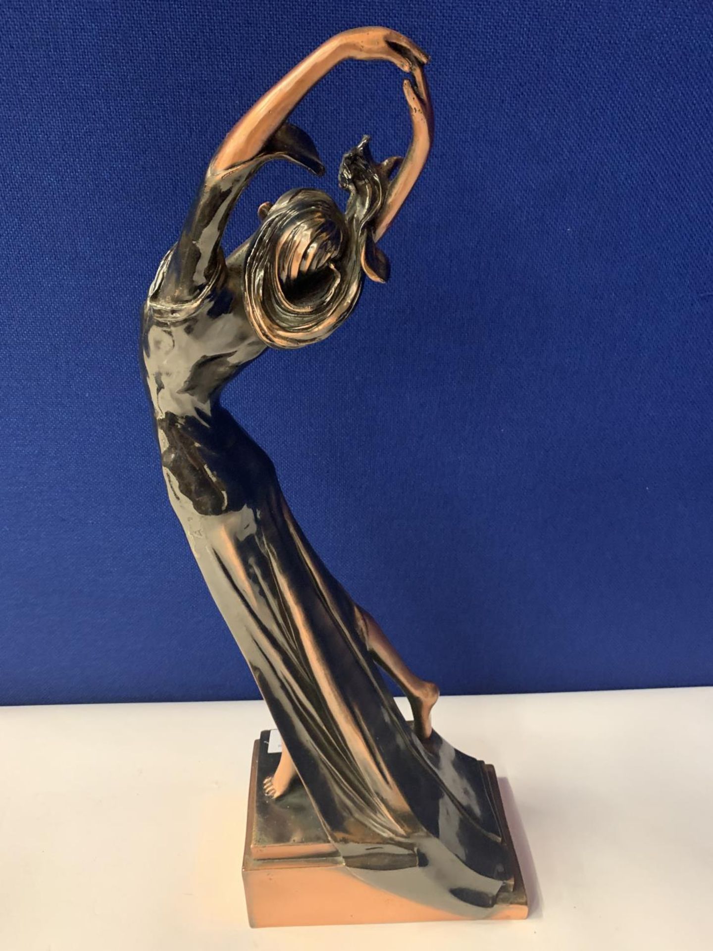 AN ART DECO STYLE RESIN DANCING LADY - Image 8 of 12