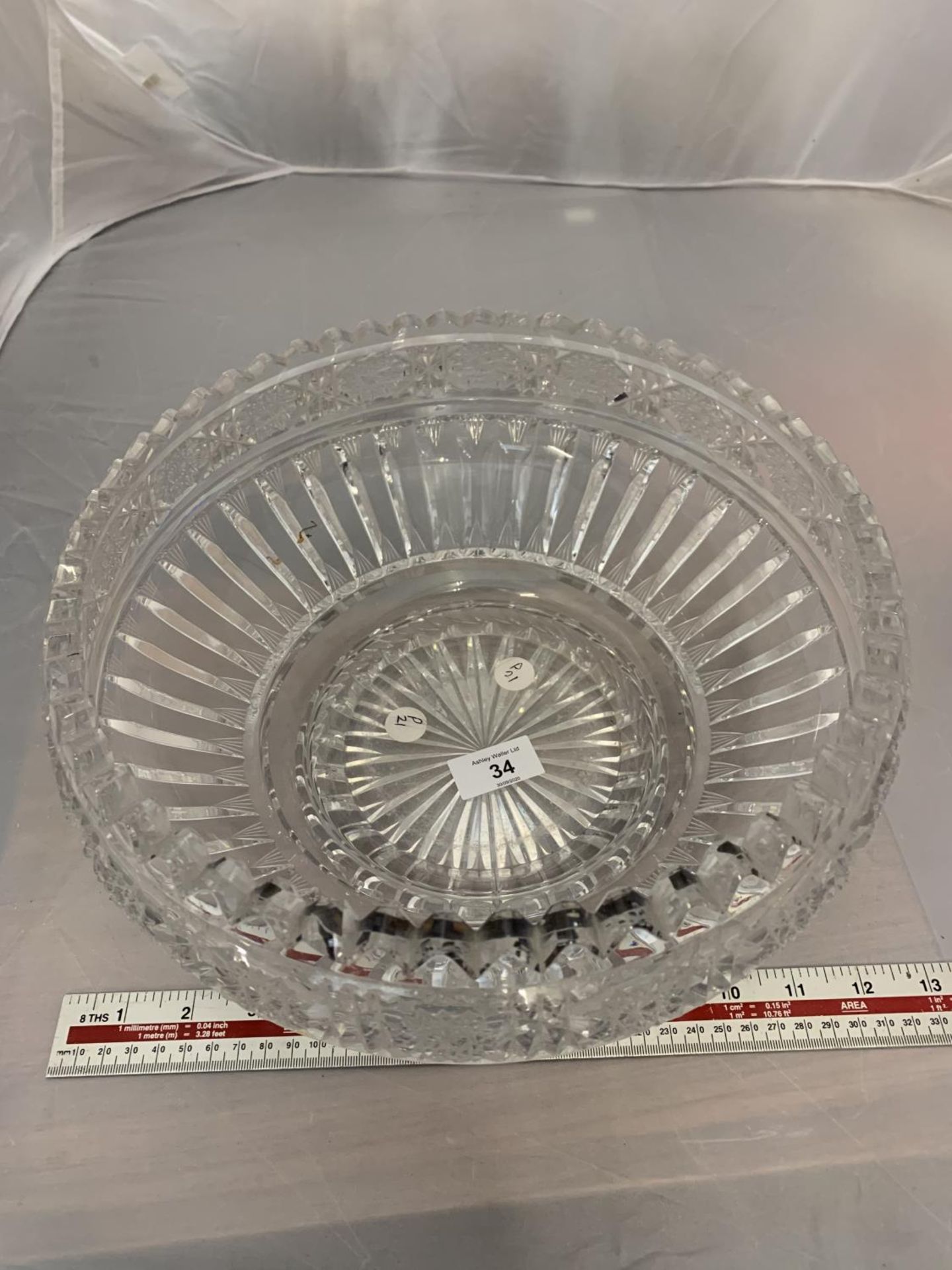 A LARGE CUT GLASS BOWL - Image 3 of 3