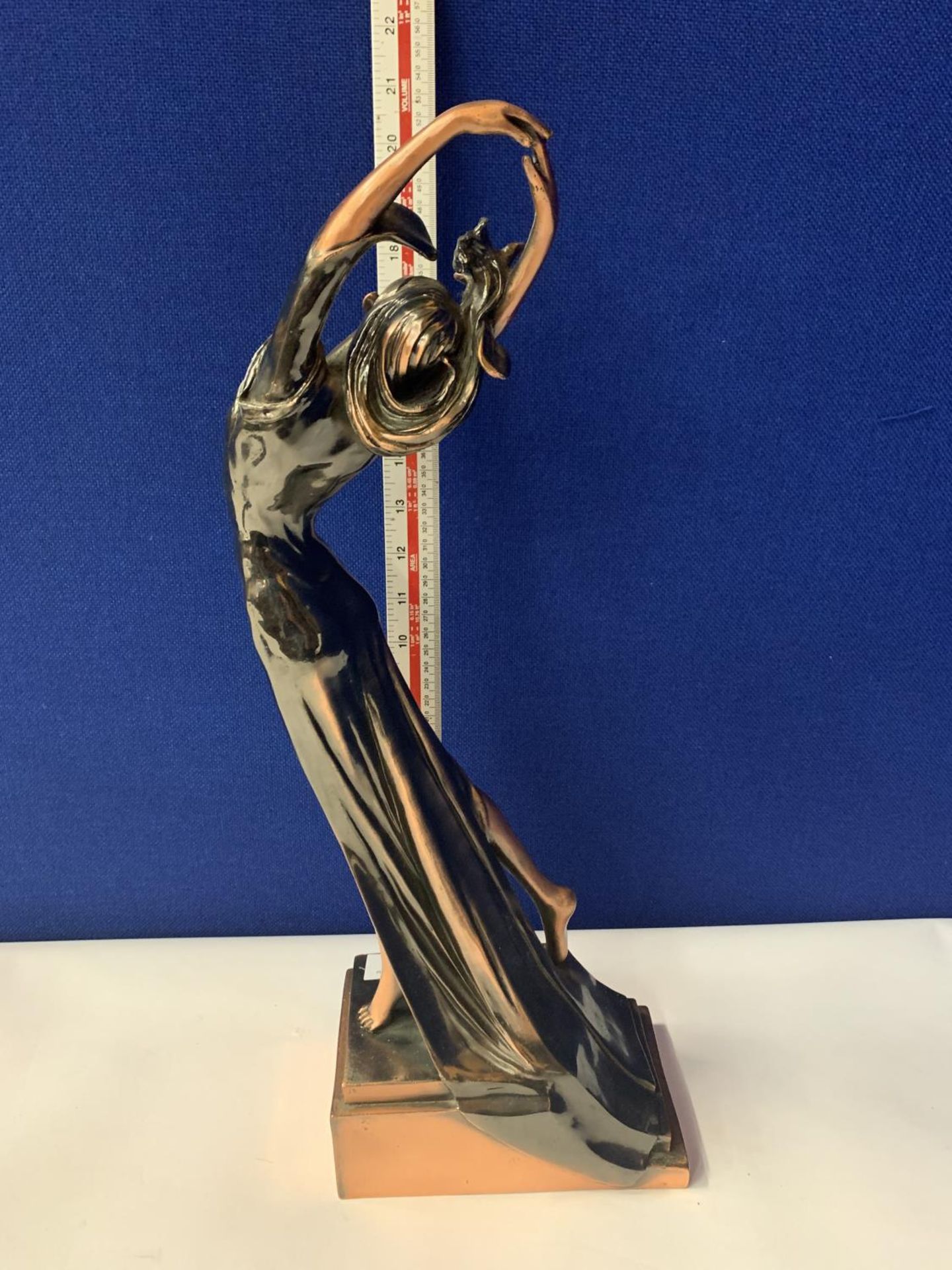 AN ART DECO STYLE RESIN DANCING LADY - Image 10 of 12