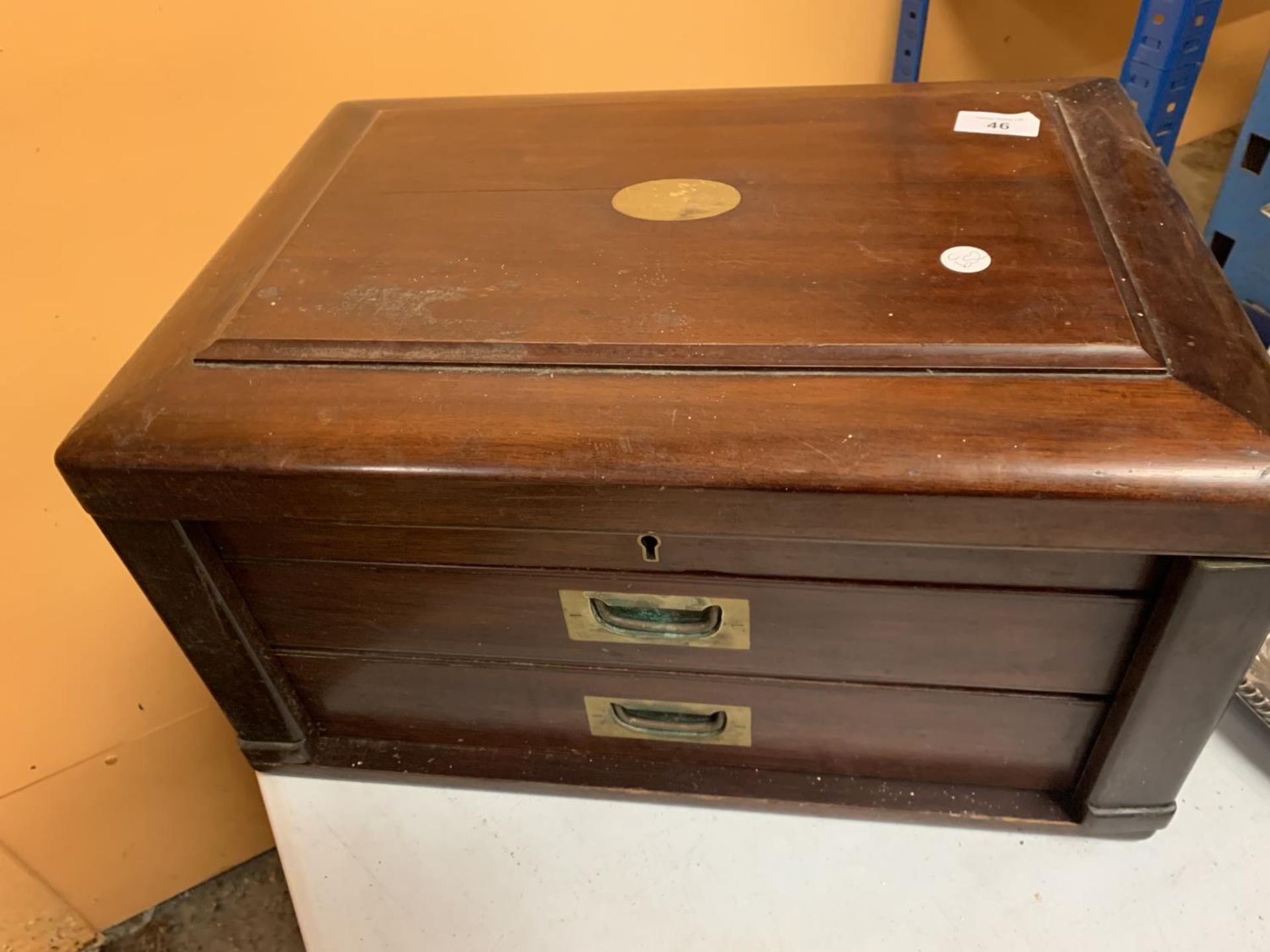 A VINTAGE CANTEEN OF CUTLERY BOX WITH TWO DRAWERS AND A SMALL AMOUNT OF FLATWARE - Image 4 of 4