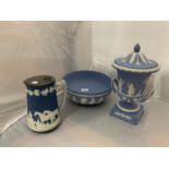 THREE LARGE ITEMS OF BLUE WEDGWOOD JASPER WARE TO INCLUDE A BOWL, A TWIN HANDLED LIDDED URN AND A