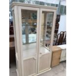 A MODERN TWO DOOR DISPLAY CABINET WITH SHELVES TO THE BASE, 40" WIDE