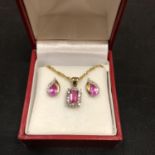 A PINK STONE PENDANT ON A 9CT GOLD NECKLACE WITH MATCHING EARRINGS 3.8 GRAMS