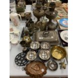 A LARGE AND VARIED QUANTITY OF BRASSWARE AND SILVERPLATE TO INCLUDE VINTAGE OIL LAMPS