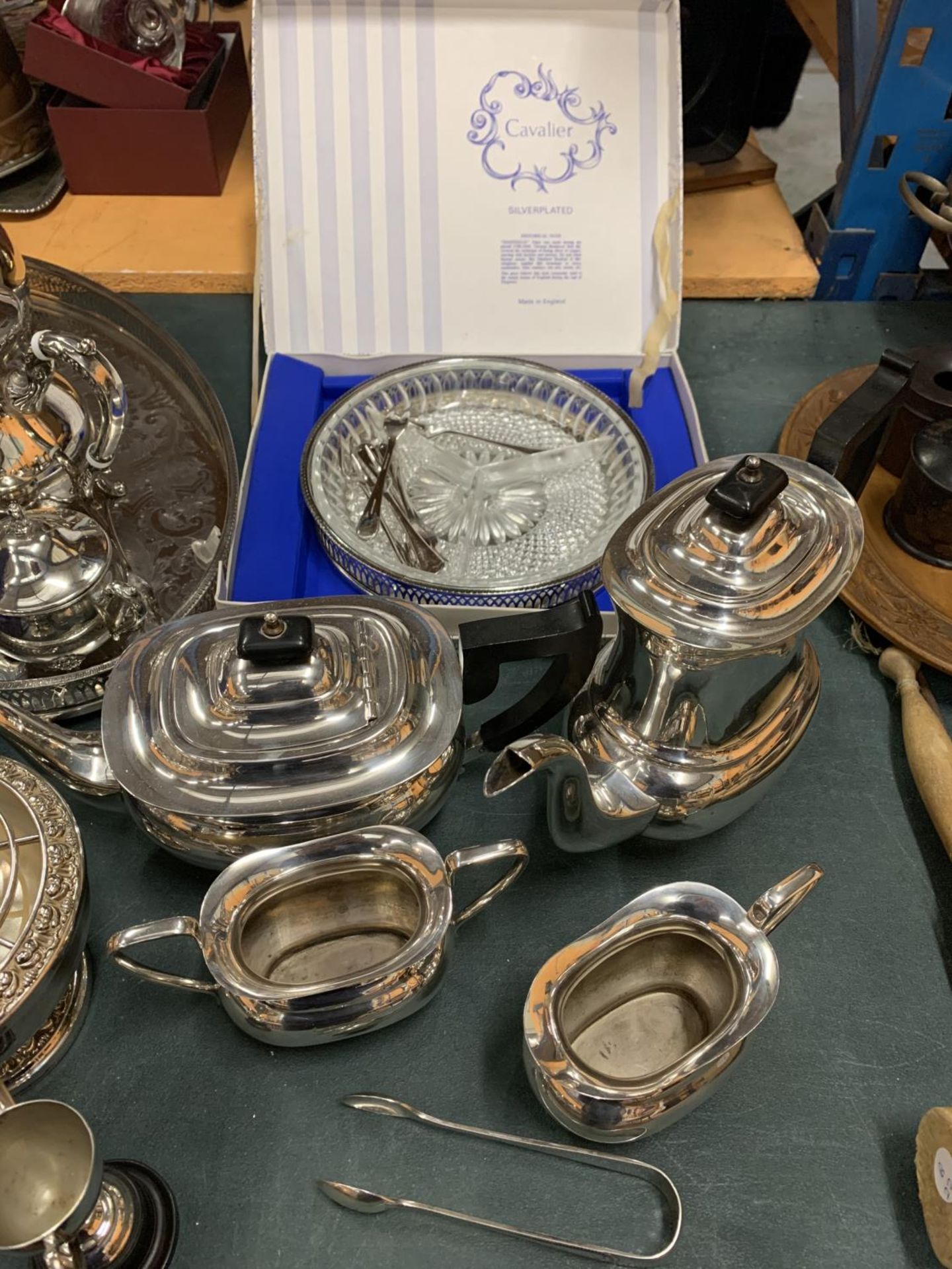 A SELECTION OF SILVER PLATED ITEMS TO INCLUDE A BOXED SHEFFIELD PLATE - Image 2 of 3