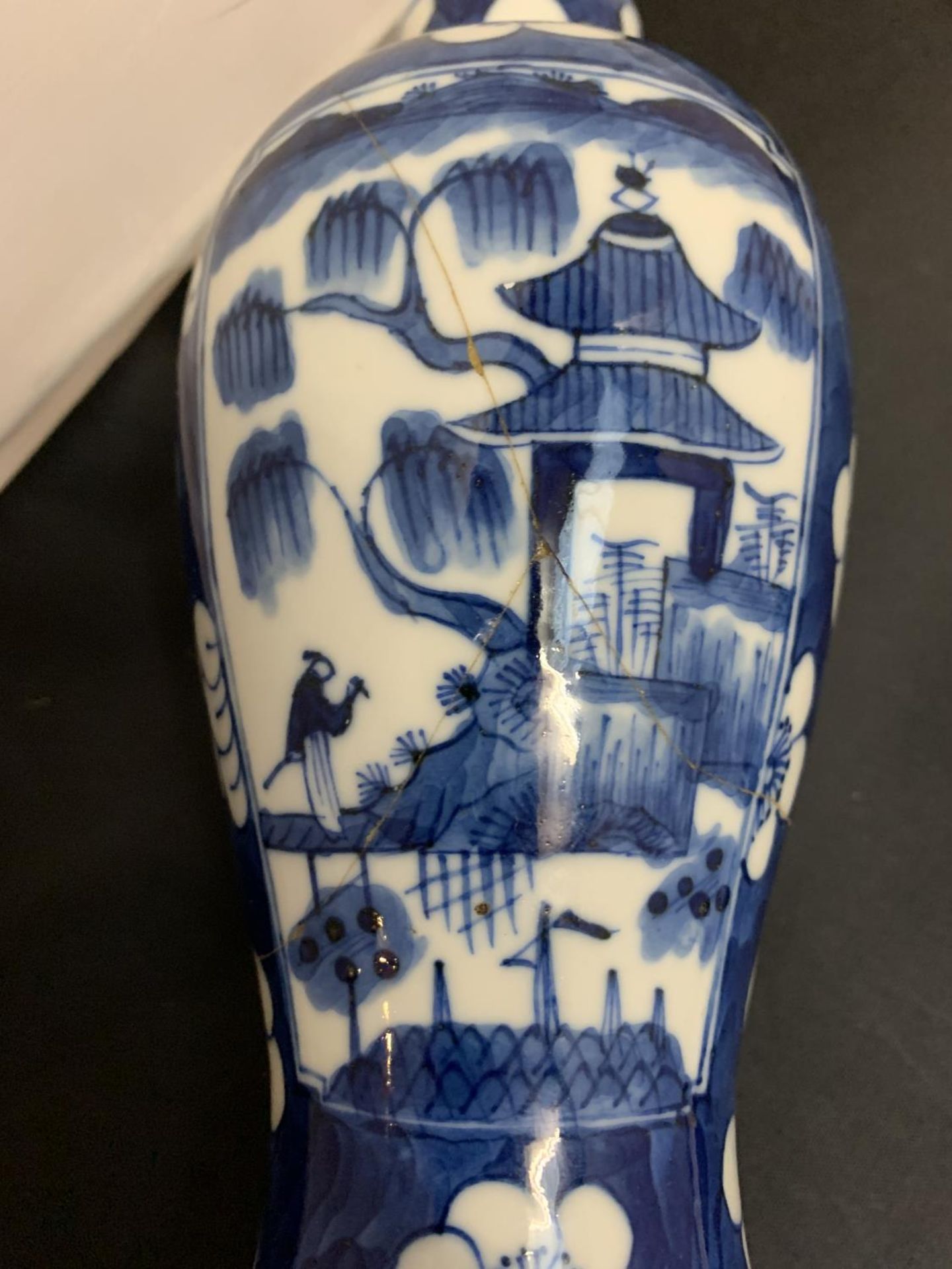A BLUE AND WHITE CHINESE VASE - Image 2 of 3