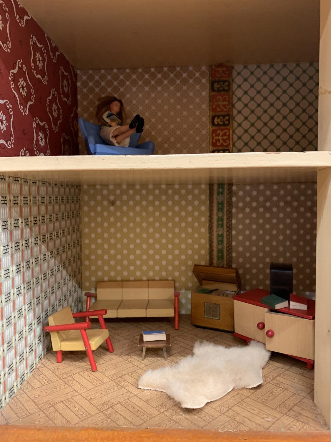 A LARGE WOODEN DOLL'S HOUSE IN A MOCK TUDOR STYLE TO INCLUDE SOME FURNITURE - Image 8 of 12