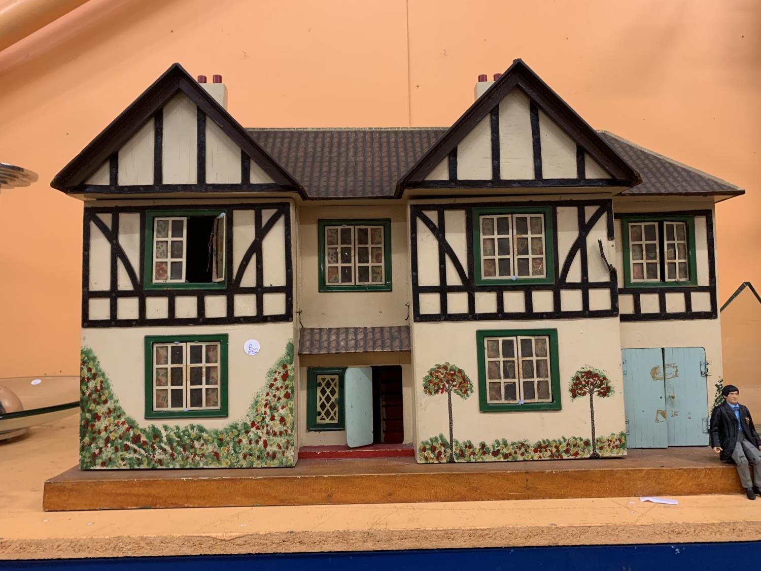 A LARGE WOODEN DOLL'S HOUSE IN A MOCK TUDOR STYLE TO INCLUDE SOME FURNITURE - Image 3 of 12