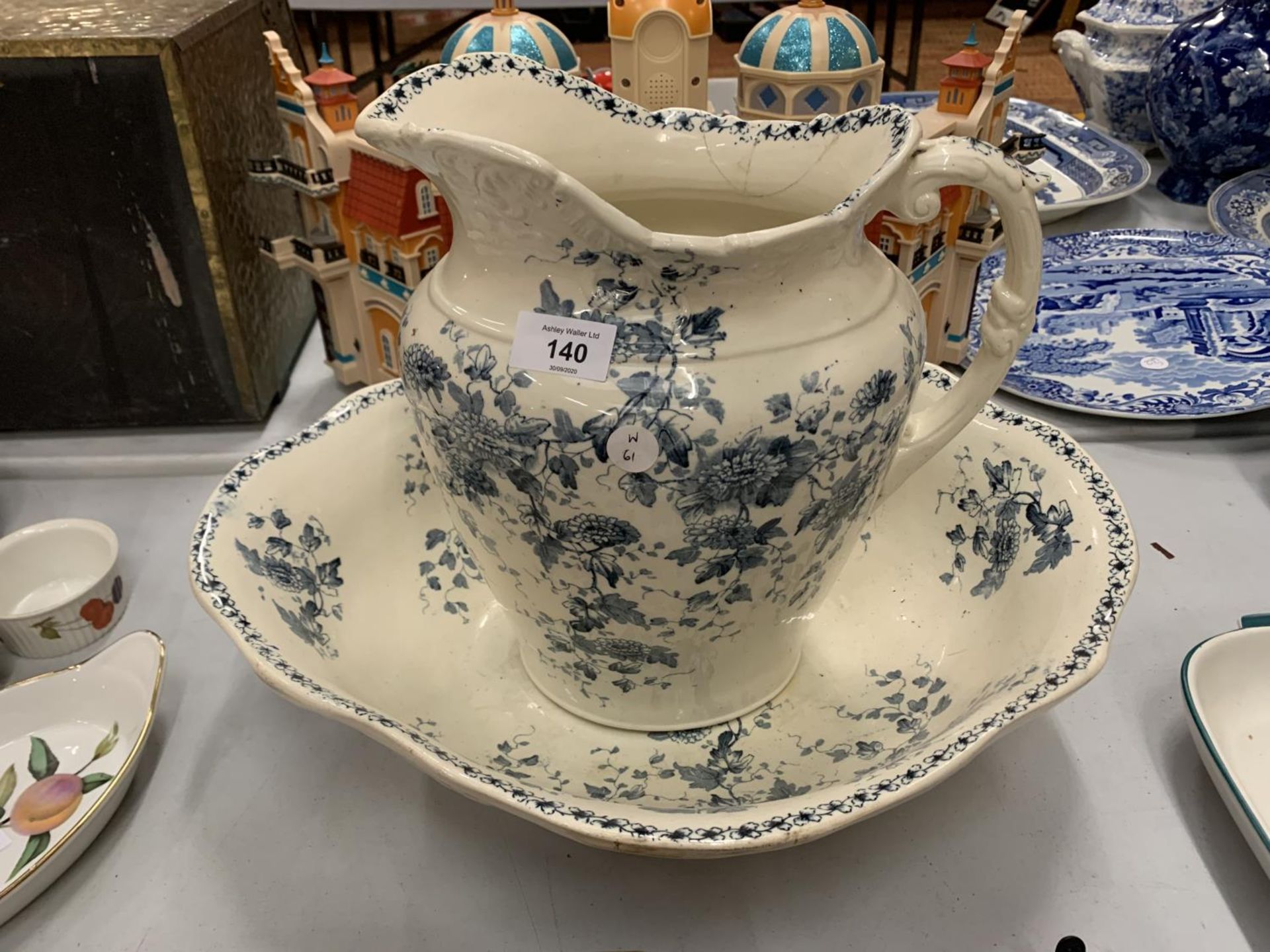 A VINTAGE BLUE AND WHITE CHINA WASH BOWL AND JUG (A/F)