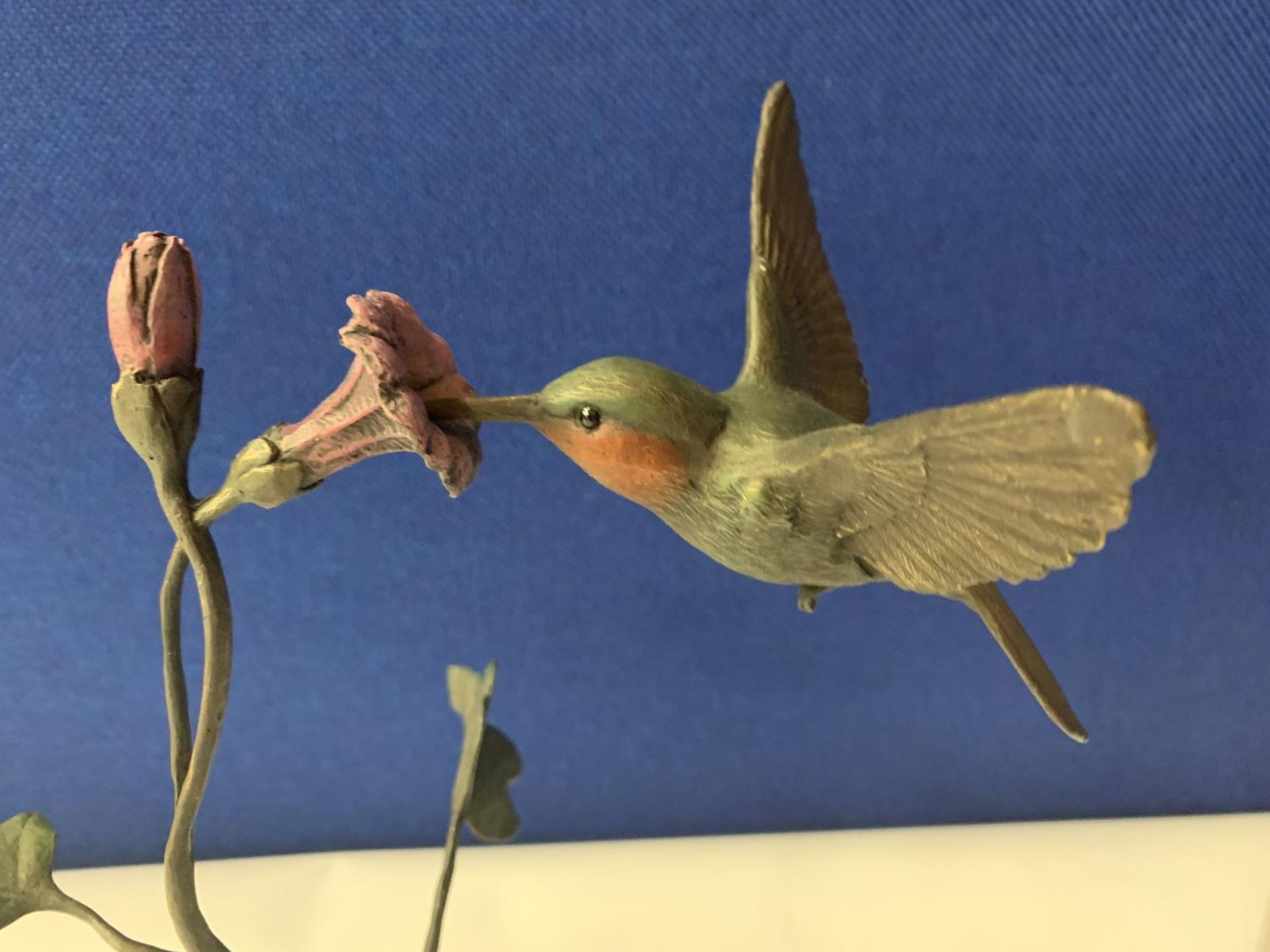 A CAST SCULPTURE OF A HUMMING BIRD ON A GRANITE BASE - Image 6 of 15