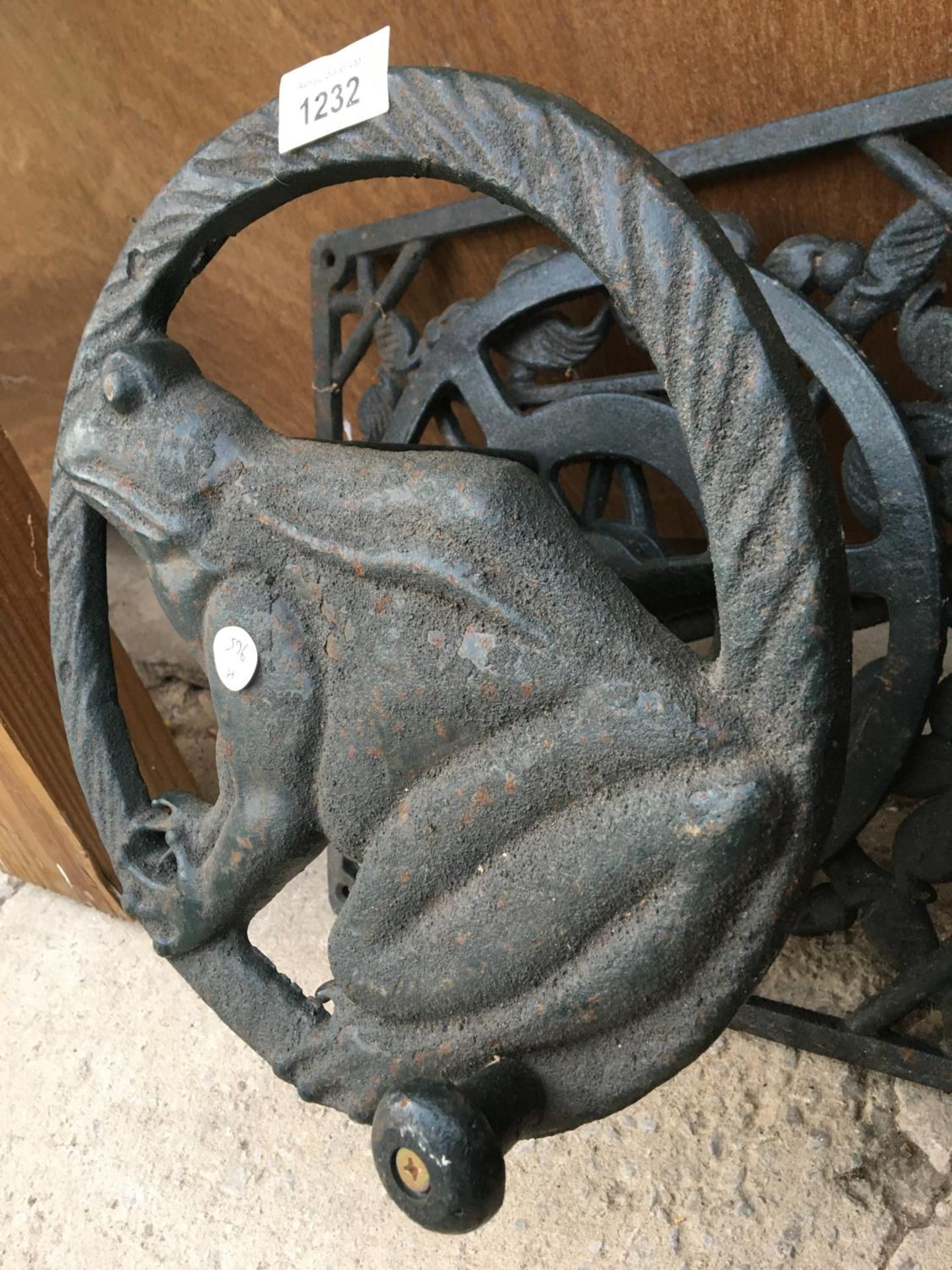 A VINTAGE STYLE CAST HOSE REEL WITH FROG DESIGN AND TURNING HANDLE, CAN BE WALL MOUNTED - Image 3 of 3