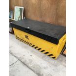 A LARGE LOCKABLE METAL TOOL CHEST WITH KEY IN OFFICE, WIDTH 133CM, HEIGHT 51CM, DEPTH 55CM