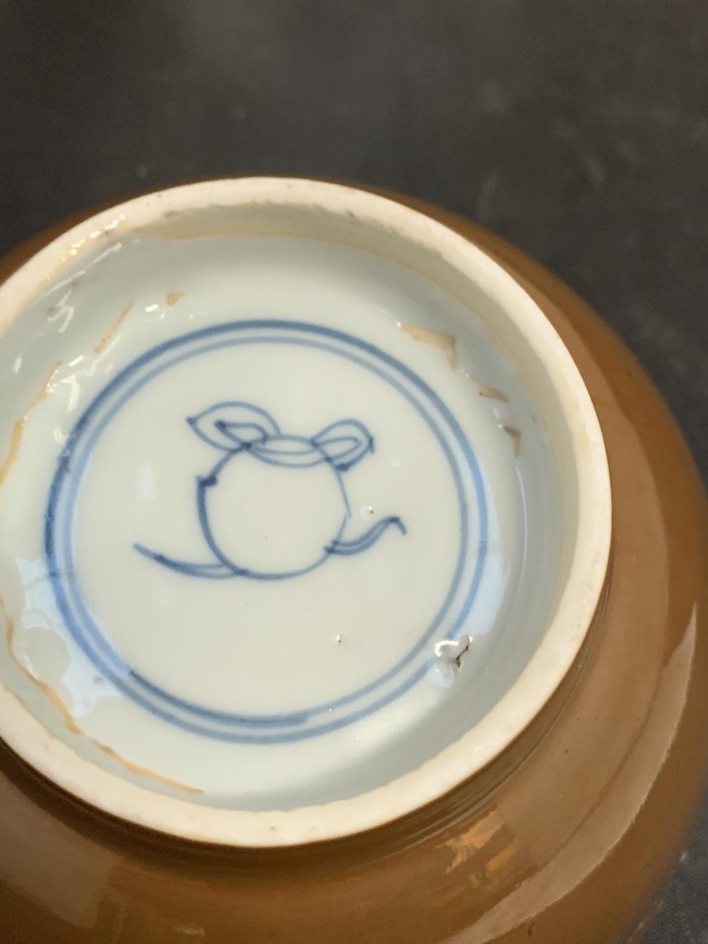 A 19TH CENTURY CHINESE BATAVIA BROWN BLUE AND WHITE PORCELAIN BOWL LOTUS LEAF MARK - Image 2 of 3