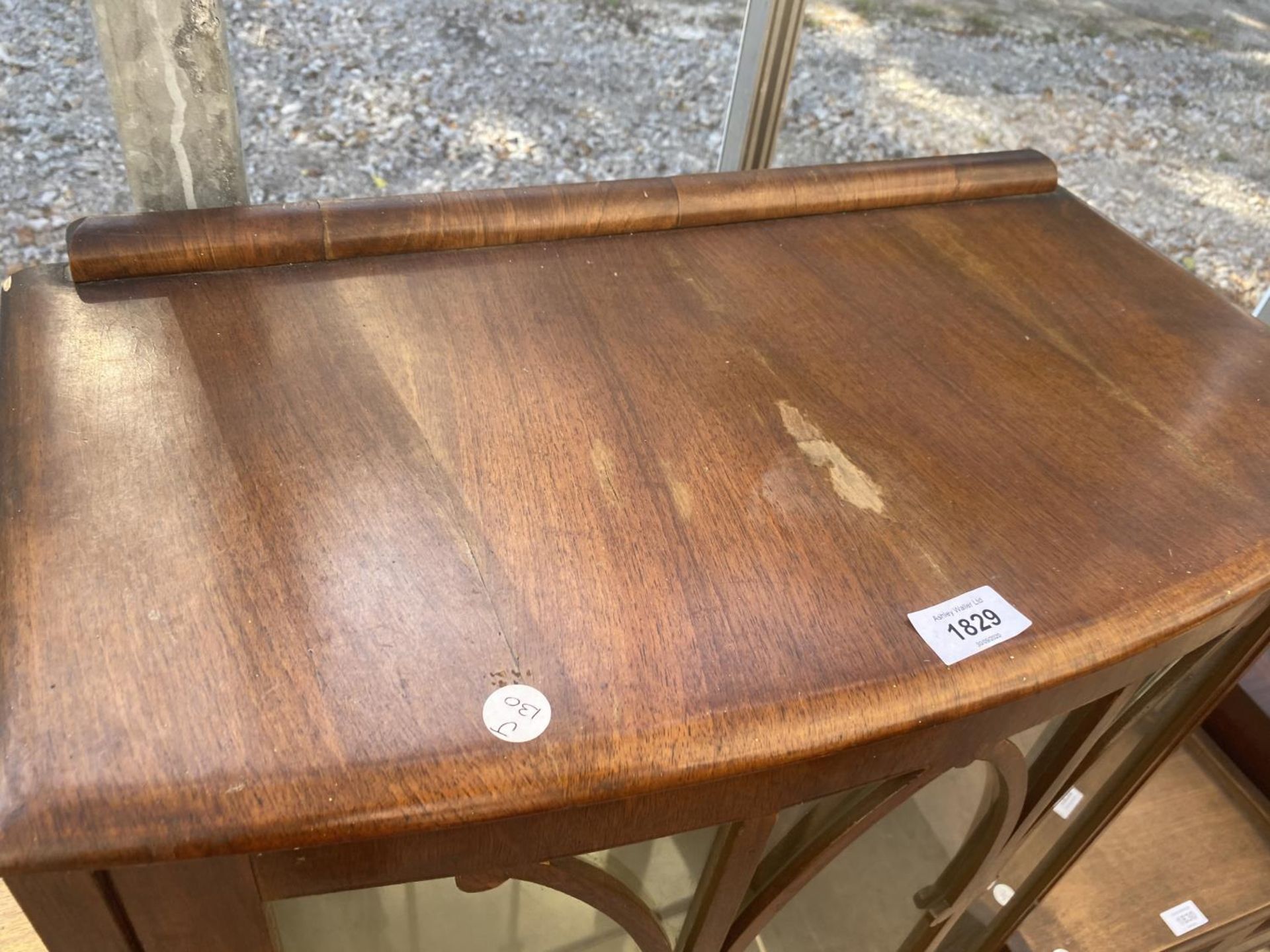 A MID 20TH CENTURY SHINY WALNUT CHINA CABINET, 23" WIDE - Image 2 of 3