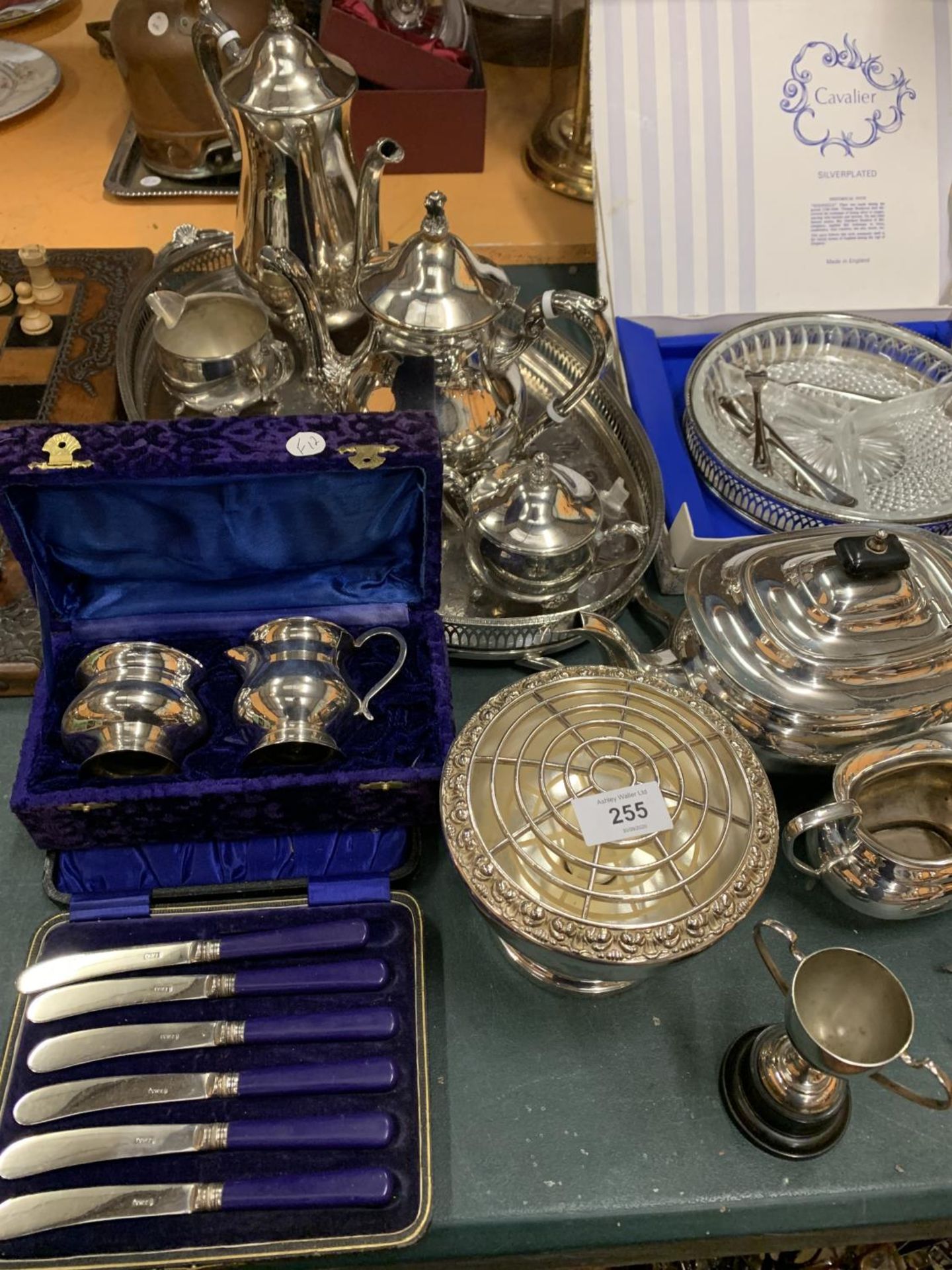 A SELECTION OF SILVER PLATED ITEMS TO INCLUDE A BOXED SHEFFIELD PLATE - Image 3 of 3