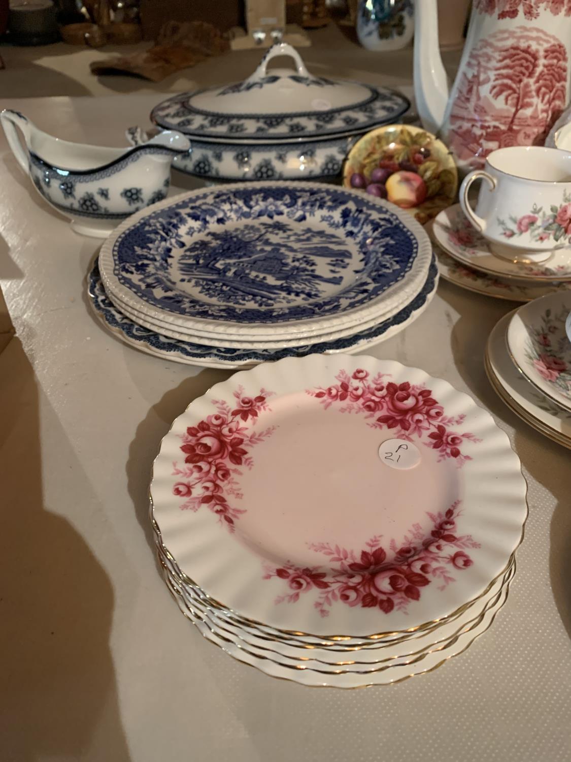A COLLECTION OF CERAMICS TO INCLUDE ROYAL ALBERT LAVENDER ROSE, ROYAL STANDARD RAMBLING ROSE - Image 4 of 4