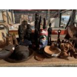 A QUANTITY OF WOODEN ITEMS TO INCLUDE AFRICAN CARVINGS, RHINOS ETC