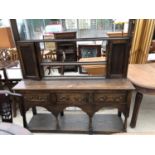 A GEORGIAN STYLE DRESSER COMPLETE WITH PLATE RACK, THREE FRIEZE DRAWERS AND POT BOARD TO BASE, 62"