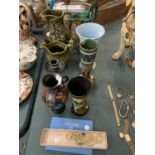 A SELECTION OF GLAZED POTTERY TO INCLUDE A BLUE AND WHITE WEDGWOOD VASE (ONE A/F)