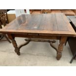 AN EARLY 20TH CENTURY OAK DRAW-LEAF DINING TABLE ON TURNED LEGS, 48x40"