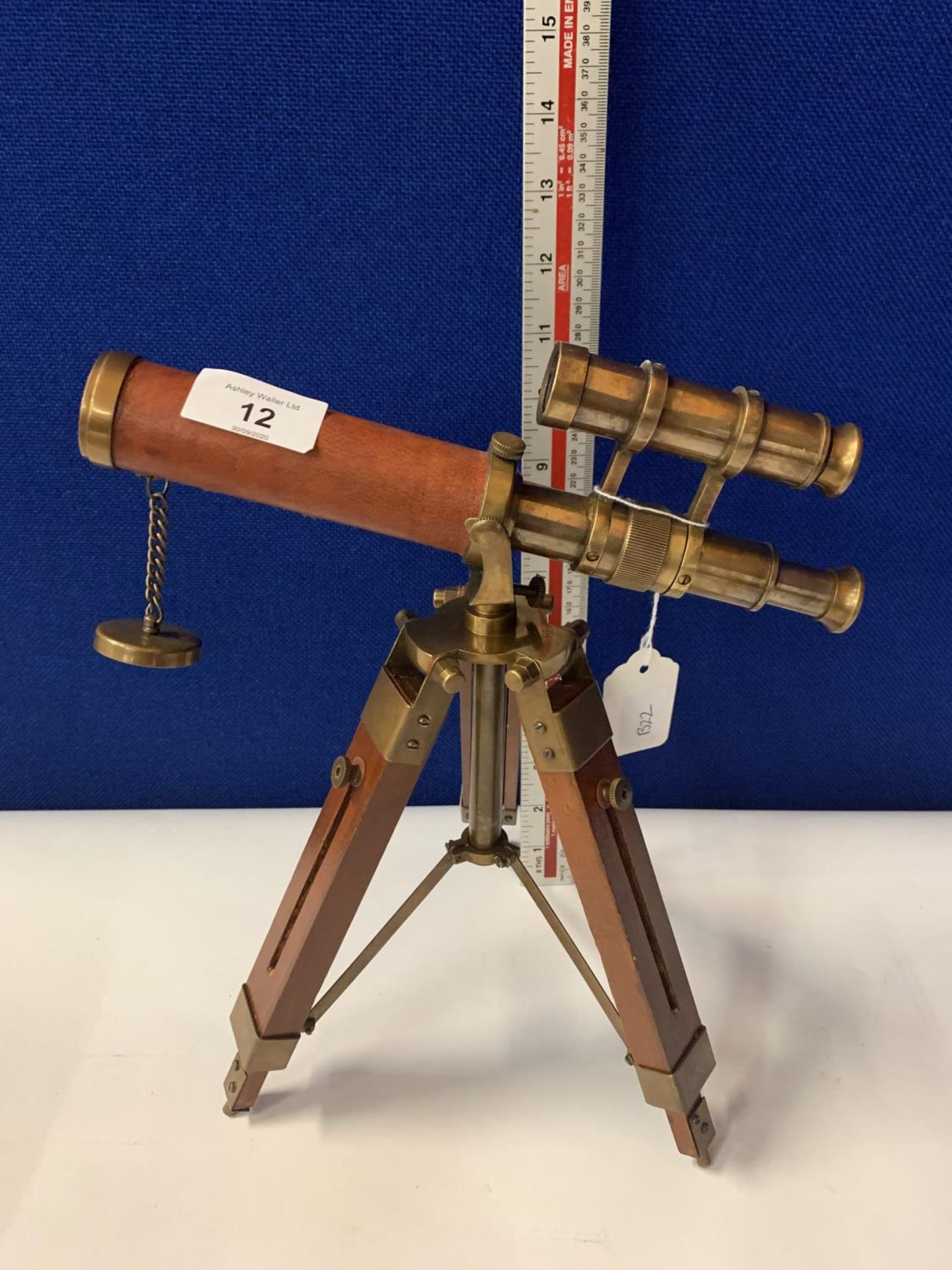 A BRASS AND LEATHER TELESCOPE ON A WOODEN STAND - Image 15 of 15