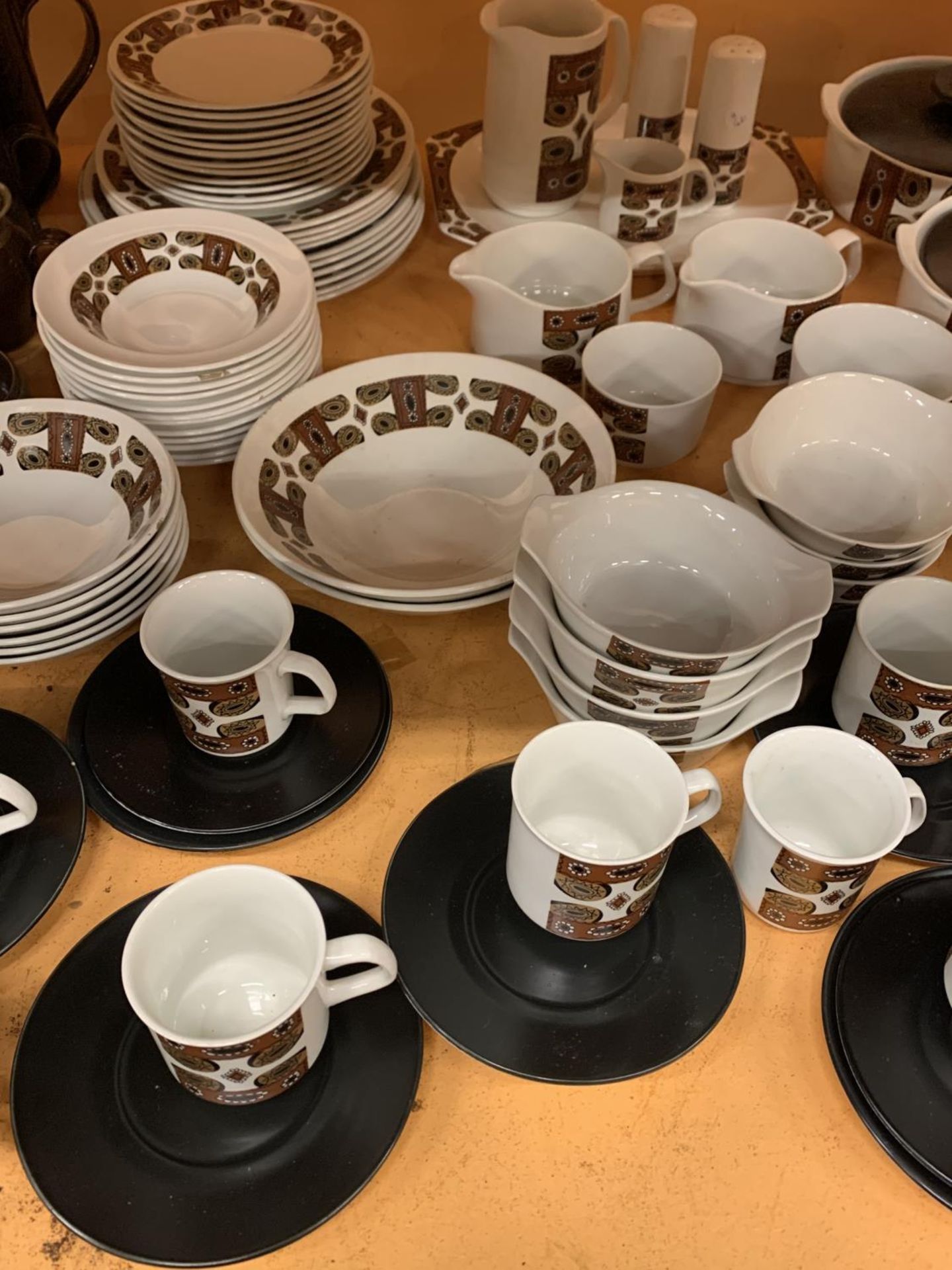 AN EXTENSIVE J AND G MEAKIN RETRO DINNER SERVICE TO INCLUDE AN EARTHENWARE COFFEE SET WITH COFFEE - Image 8 of 12