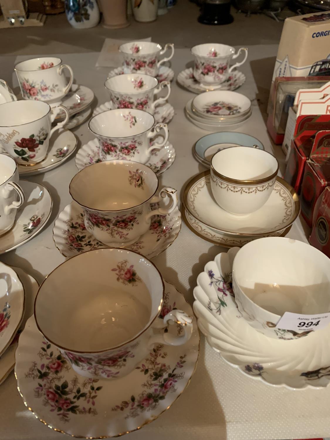 A COLLECTION OF CERAMICS TO INCLUDE ROYAL ALBERT LAVENDER ROSE, ROYAL STANDARD RAMBLING ROSE - Image 2 of 4