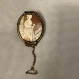 A VINTAGE CAMEO BROOCH OF A NEO CLASSICAL FEMALE WITH GILT BRASS MOUNT, 1.5 X 1.5 CM