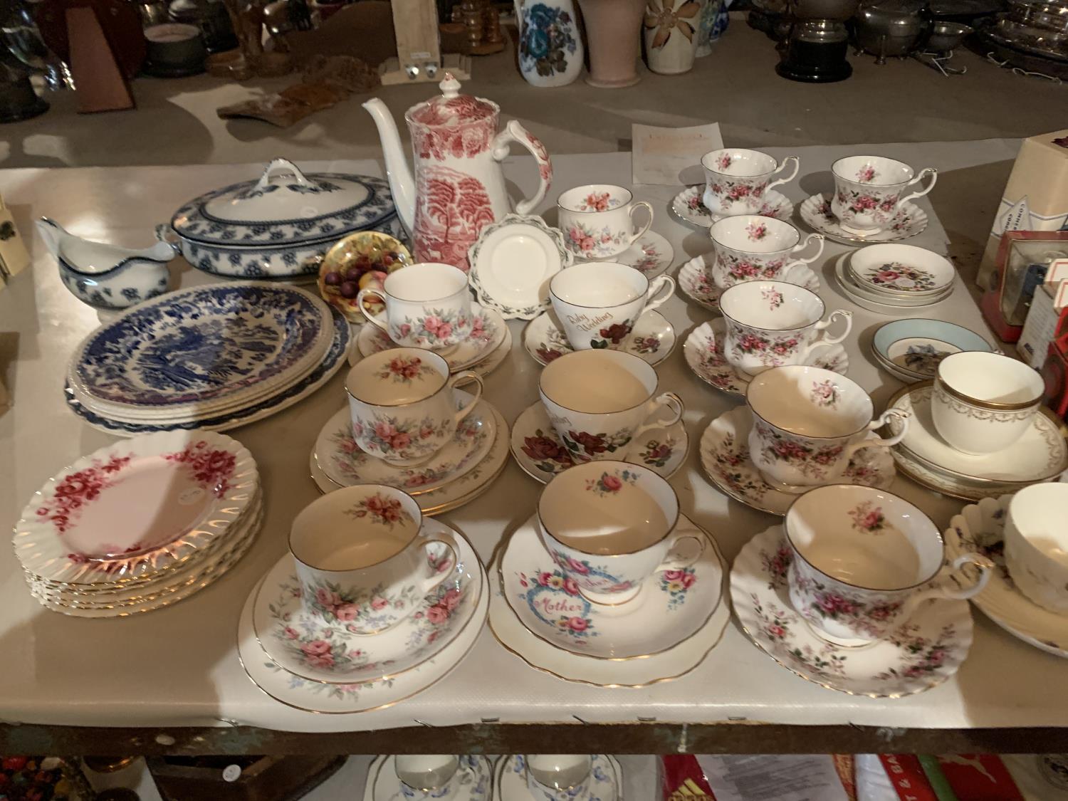 A COLLECTION OF CERAMICS TO INCLUDE ROYAL ALBERT LAVENDER ROSE, ROYAL STANDARD RAMBLING ROSE