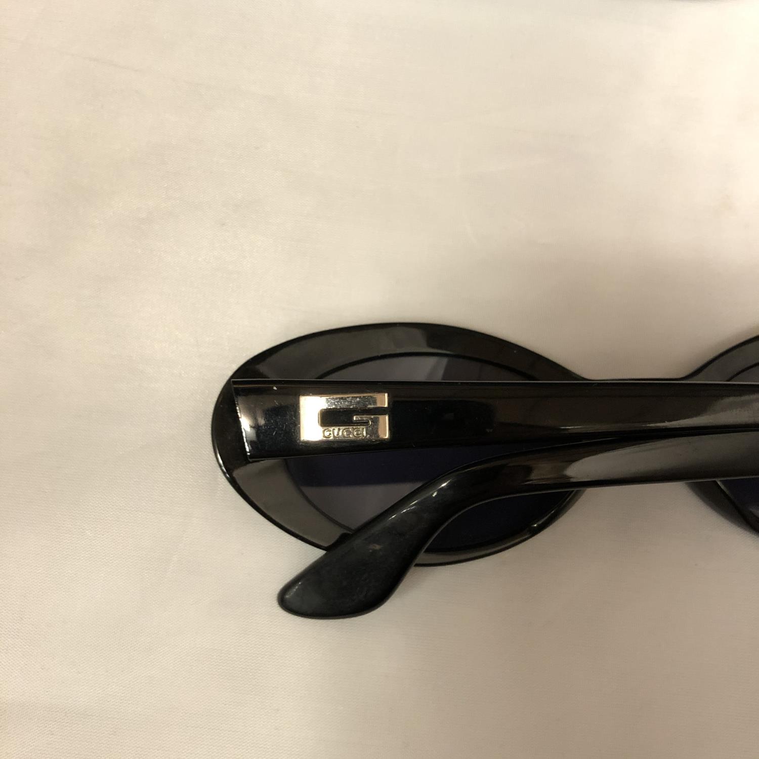 A PAIR OF GUCCI SUNGLASSES WITH CASE - Image 2 of 2