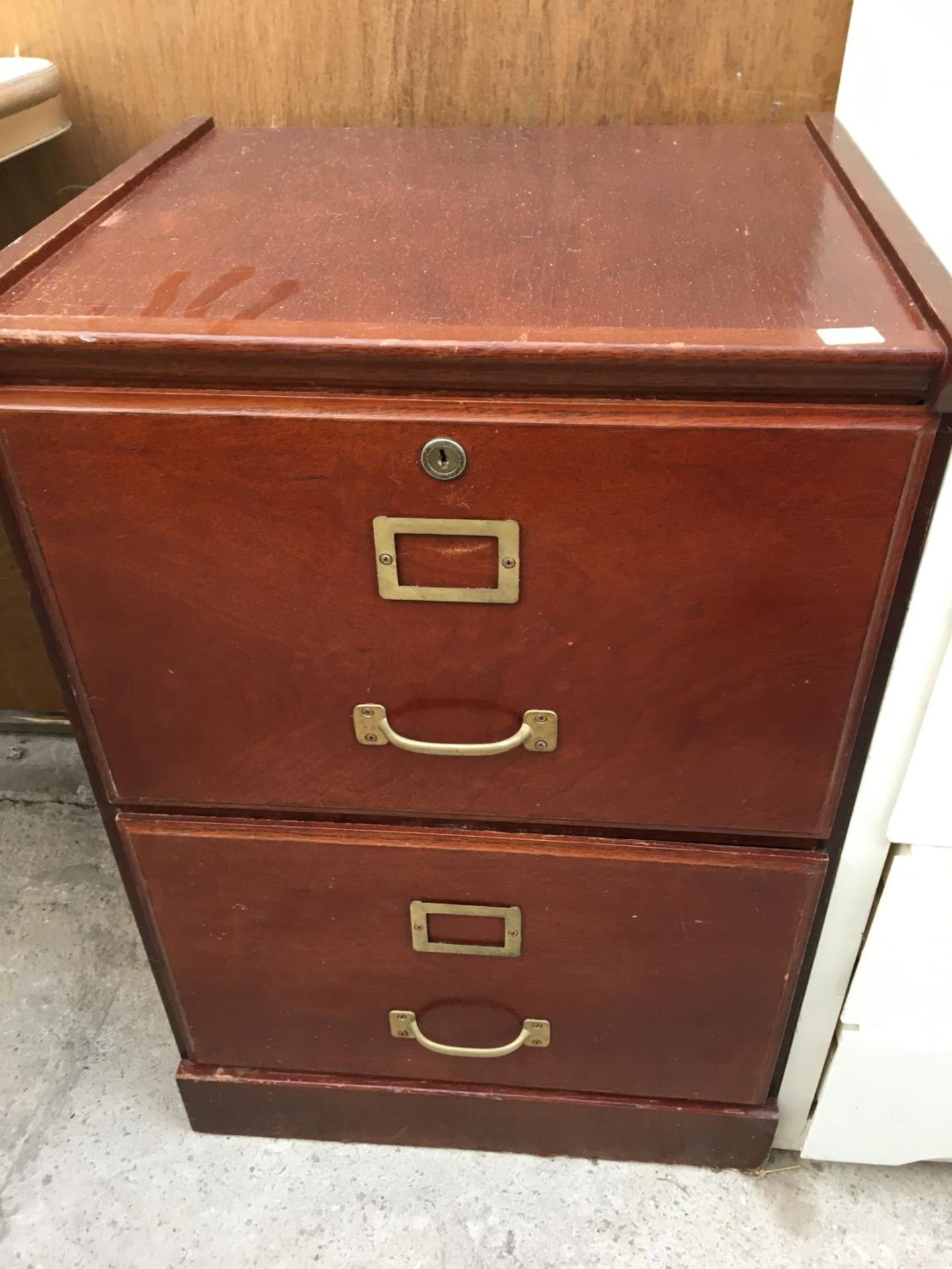 A 2 DRAWER WOODEN FILING CABINET WITH BRASS WARE AND A FIVE DRAWER WHITE WOODEN CHEST OF DRAWERS - Image 3 of 4