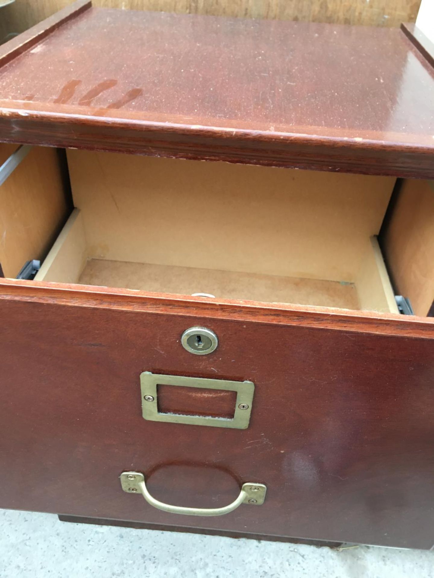 A 2 DRAWER WOODEN FILING CABINET WITH BRASS WARE AND A FIVE DRAWER WHITE WOODEN CHEST OF DRAWERS - Image 4 of 4