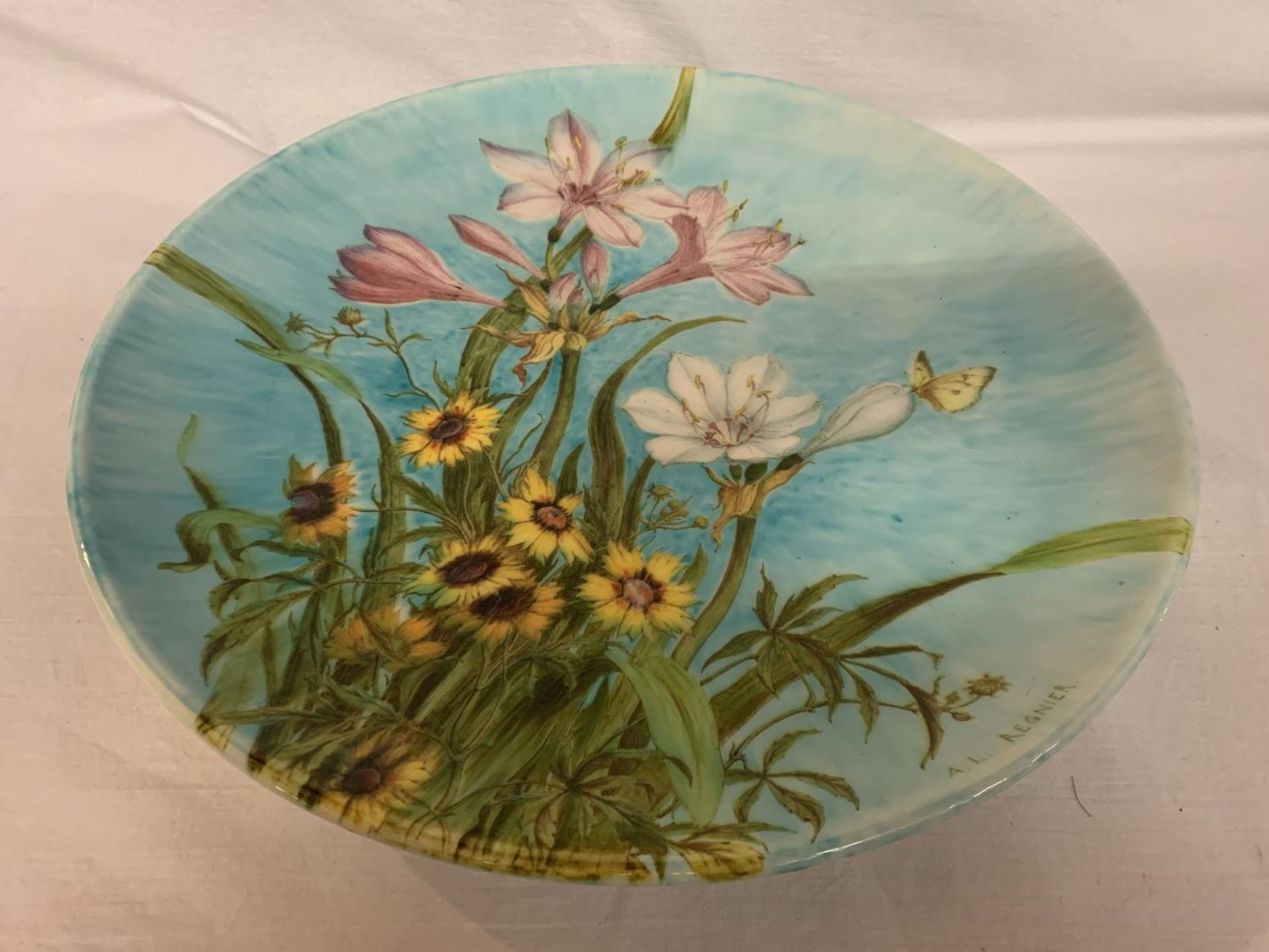 A HUGE 19TH CENTURY THEODORE DECK HAND PAINTED AMARYLLIS ET COREOPSIS PATTERN CERAMIC CHARGER,