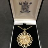 A ROYAL MINT 2001 SOVEREIGN PENDANT SET IN A 9CT MOUNT AND NECKLACE 17.1 GRAMS